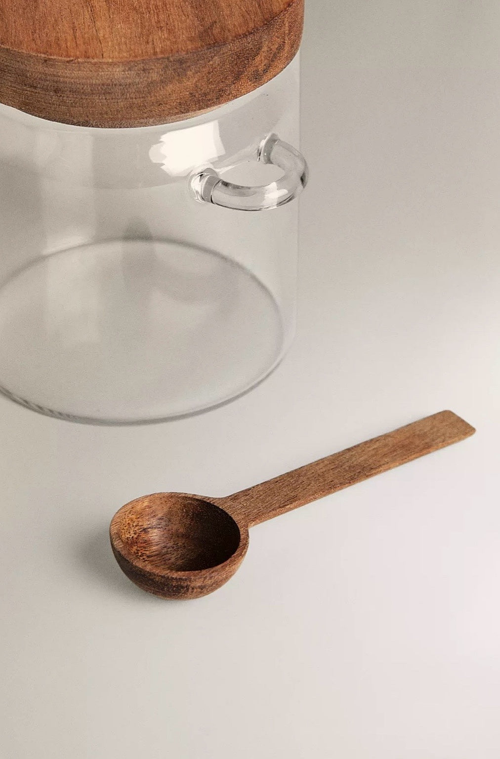 Vorratsglas mit Akazienholzdeckel und Löffel